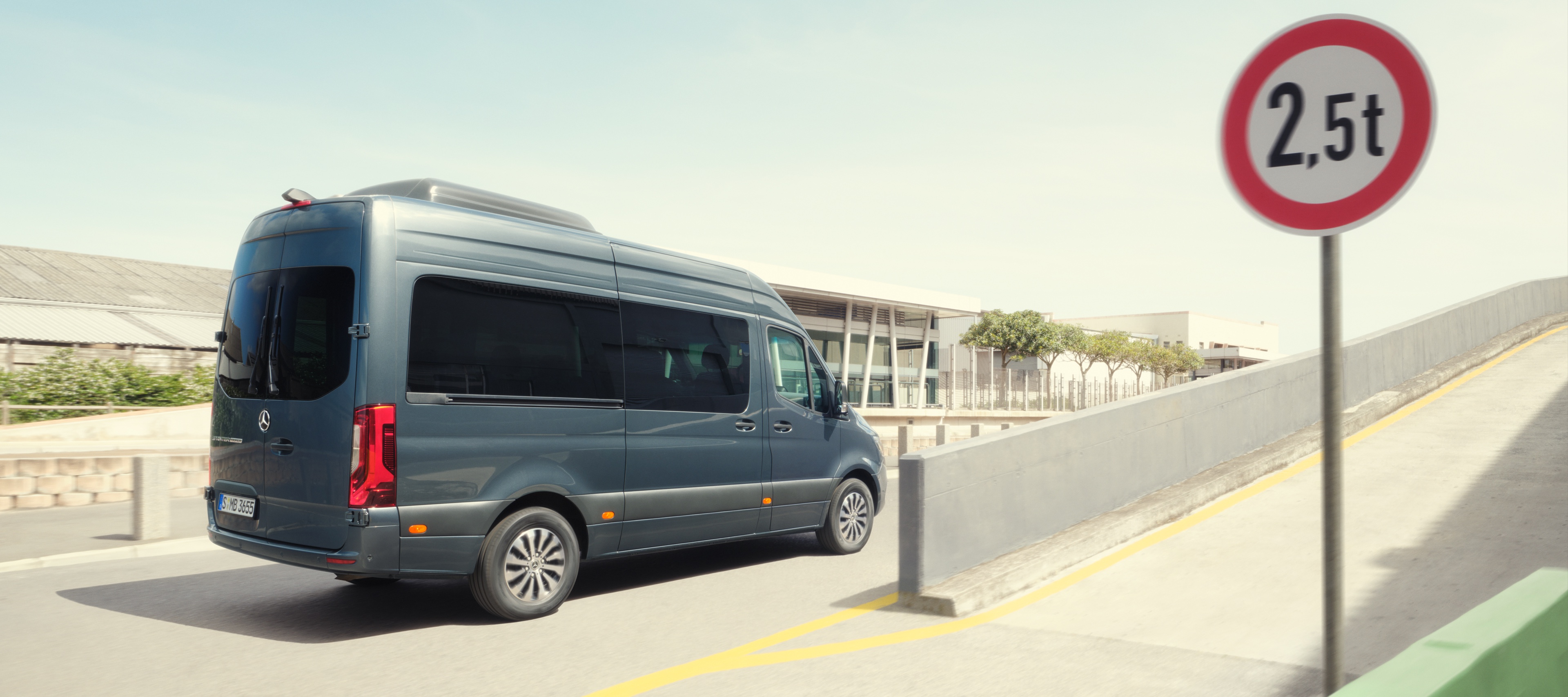Comparación de vehículos | Sprinter Tourer | Mercedes-Benz La Sprinter Tourer de Mercedes-Benz en la carretera.