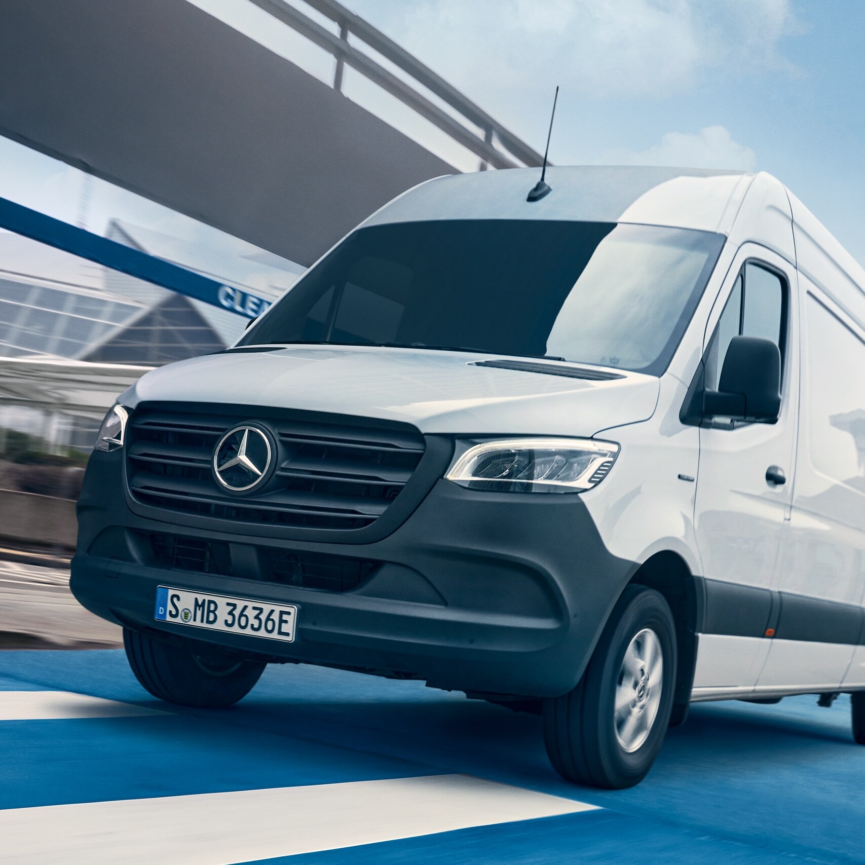 La eSprinter Furgón de Mercedes-Benz en la ciudad.