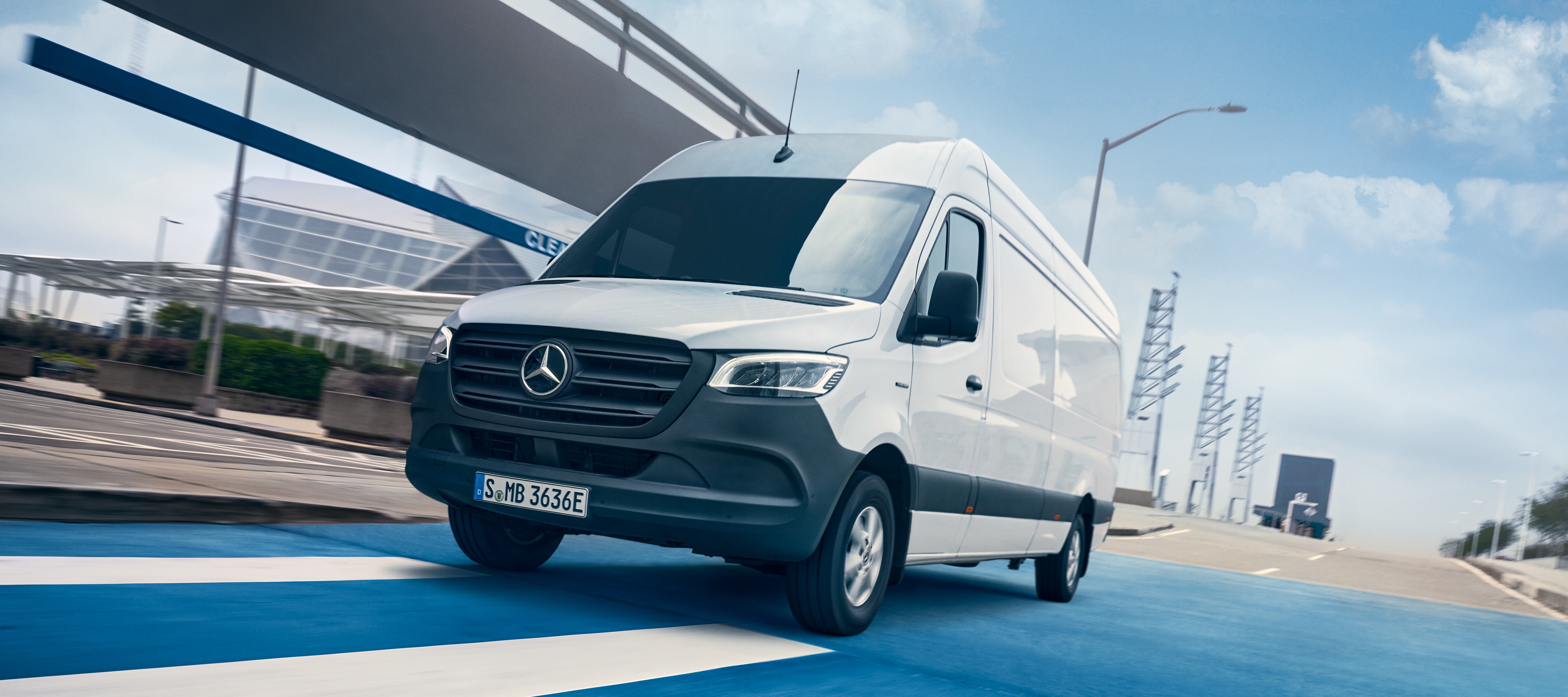 Comparación de vehículos | eSprinter Furgón | Mercedes-Benz La eSprinter Furgón de Mercedes-Benz en la ciudad.