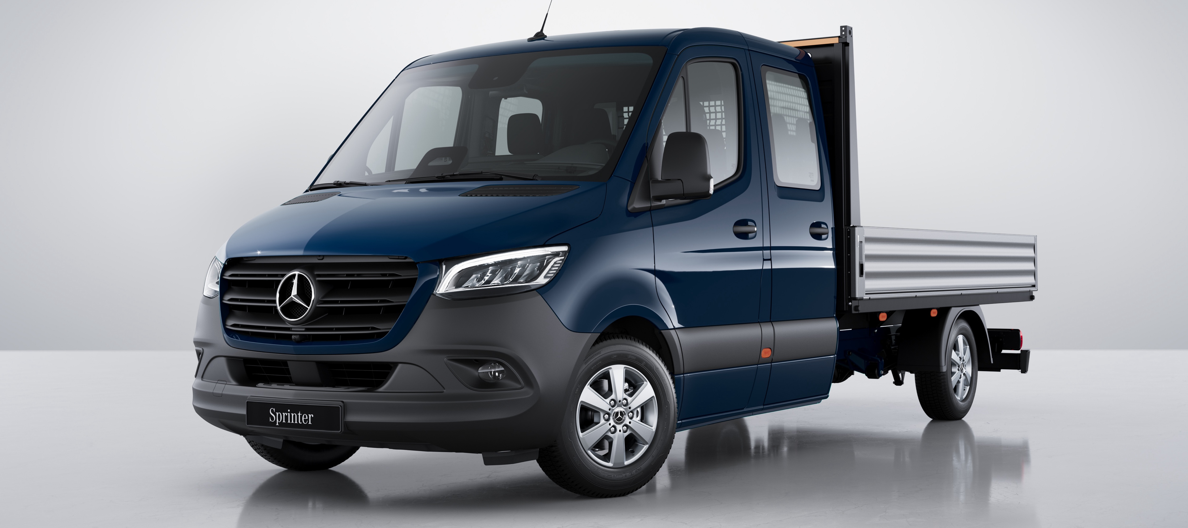Comparación de vehículos | Sprinter con caja abierta | Mercedes-Benz Vista frontal de la Sprinter con caja abierta de Mercedes-Benz.