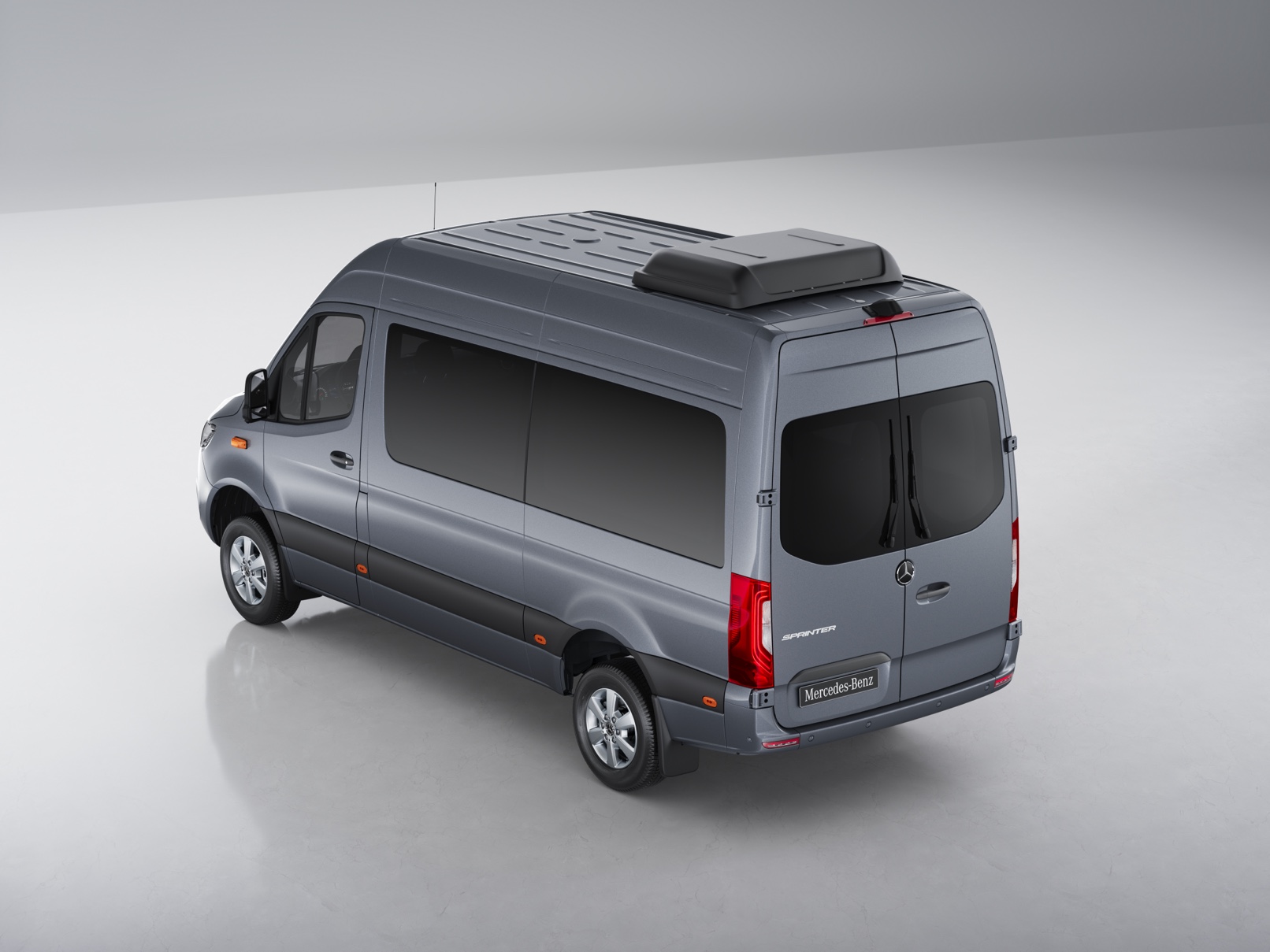 La Mercedes-Benz Sprinter Pasaje con aire acondicionado del techo reforzado. La Mercedes-Benz Sprinter Pasaje con aire acondicionado del techo reforzado.