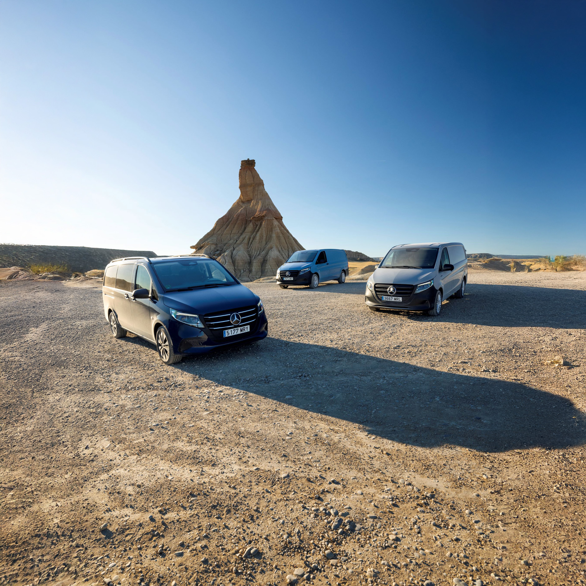 Vito | Furgonetas Mercedes-Benz El Vito Tourer, el eVito Tourer, el Vito Furgón, el eVito Furgón y el Vito Mixto uno al lado del otro en un almacén.