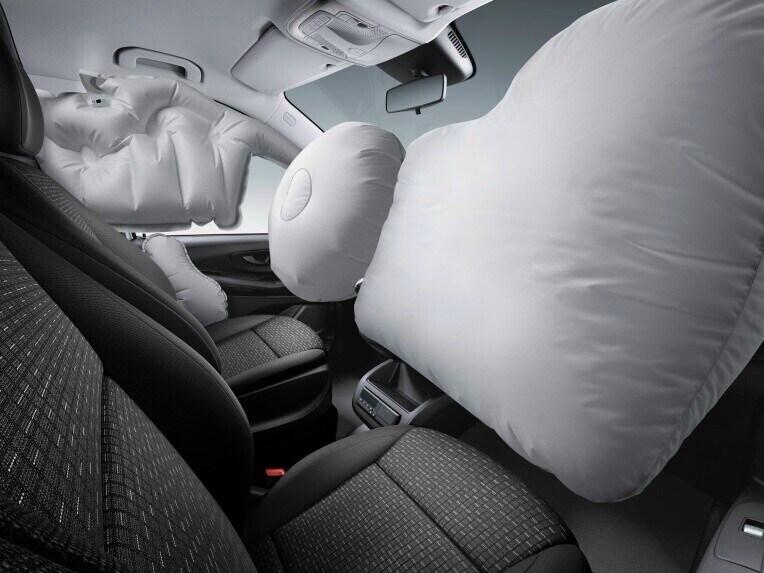 El airbag integrado en el volante puede proteger la cabeza y la parte superior del cuerpo del conductor en caso de colisión.