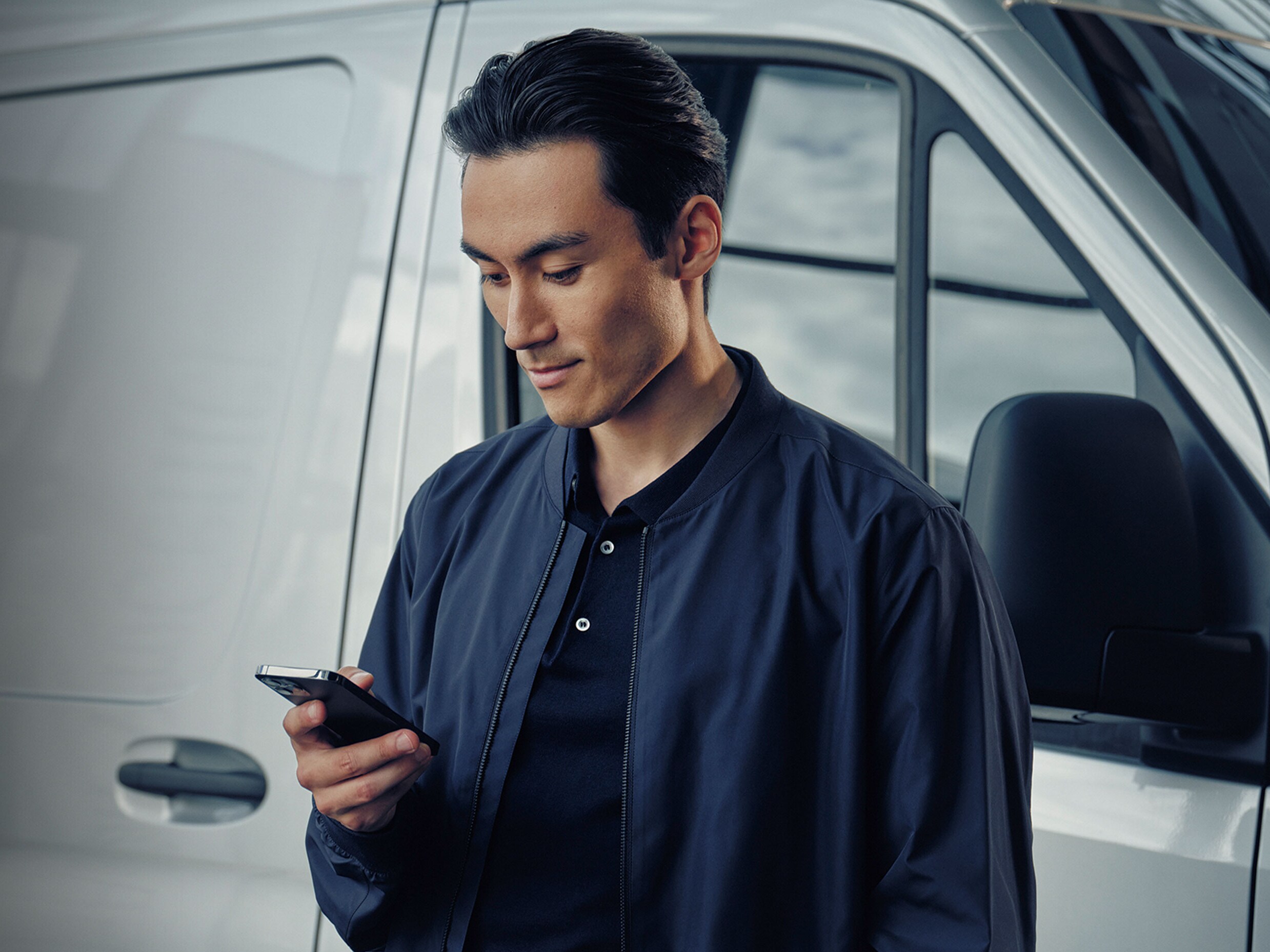 Usuario chequeando su Mercedes-Benz App