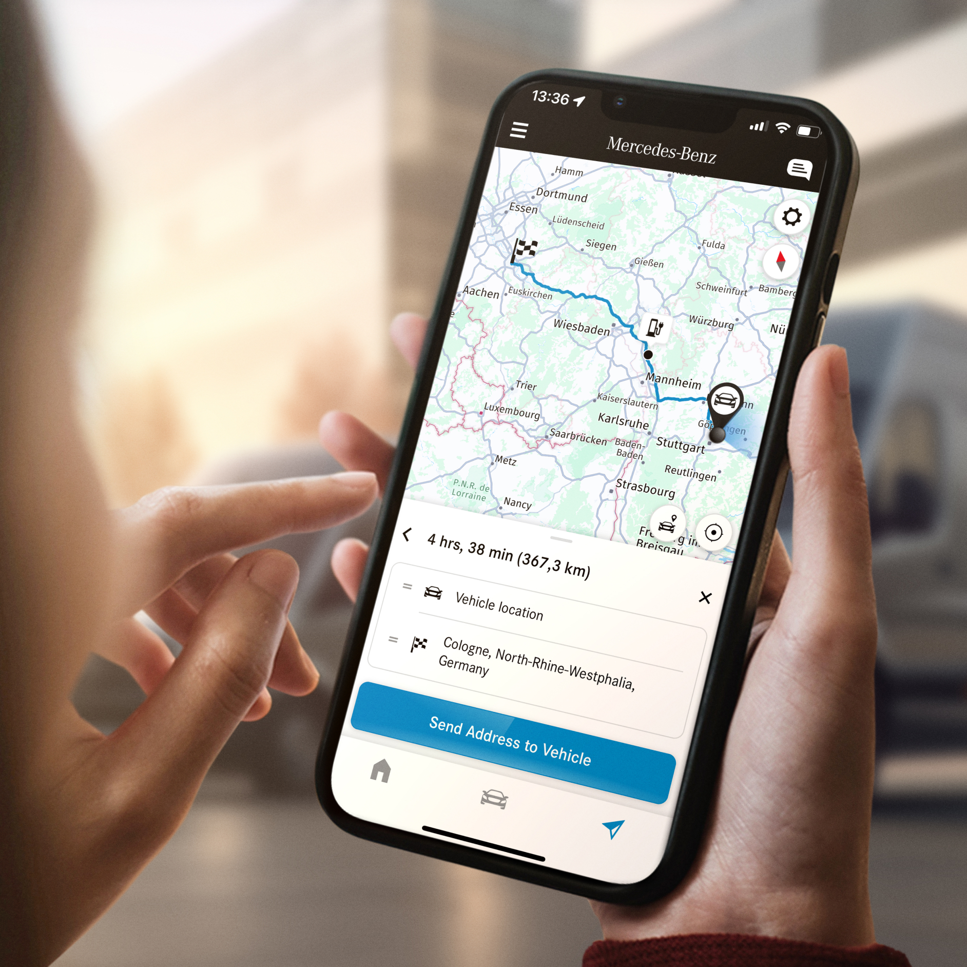 Navegación con Electric Intelligence | Extras digitales | Mercedes-Benz La función Navegación con Electric Intelligence de Mercedes-Benz en un smartphone.