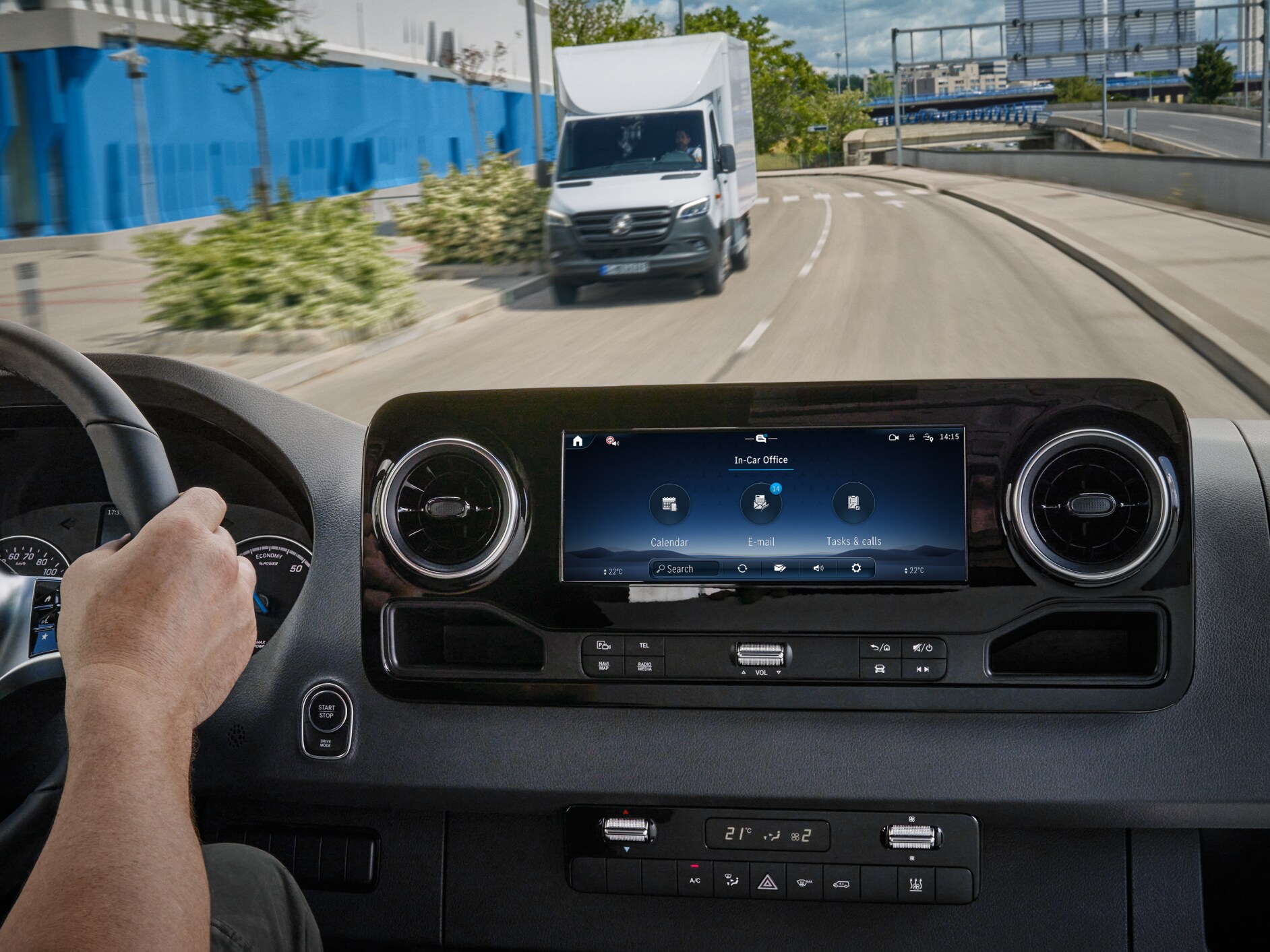 La función In-Car Office del sistema multimedia MBUX en una furgoneta Mercedes-Benz.