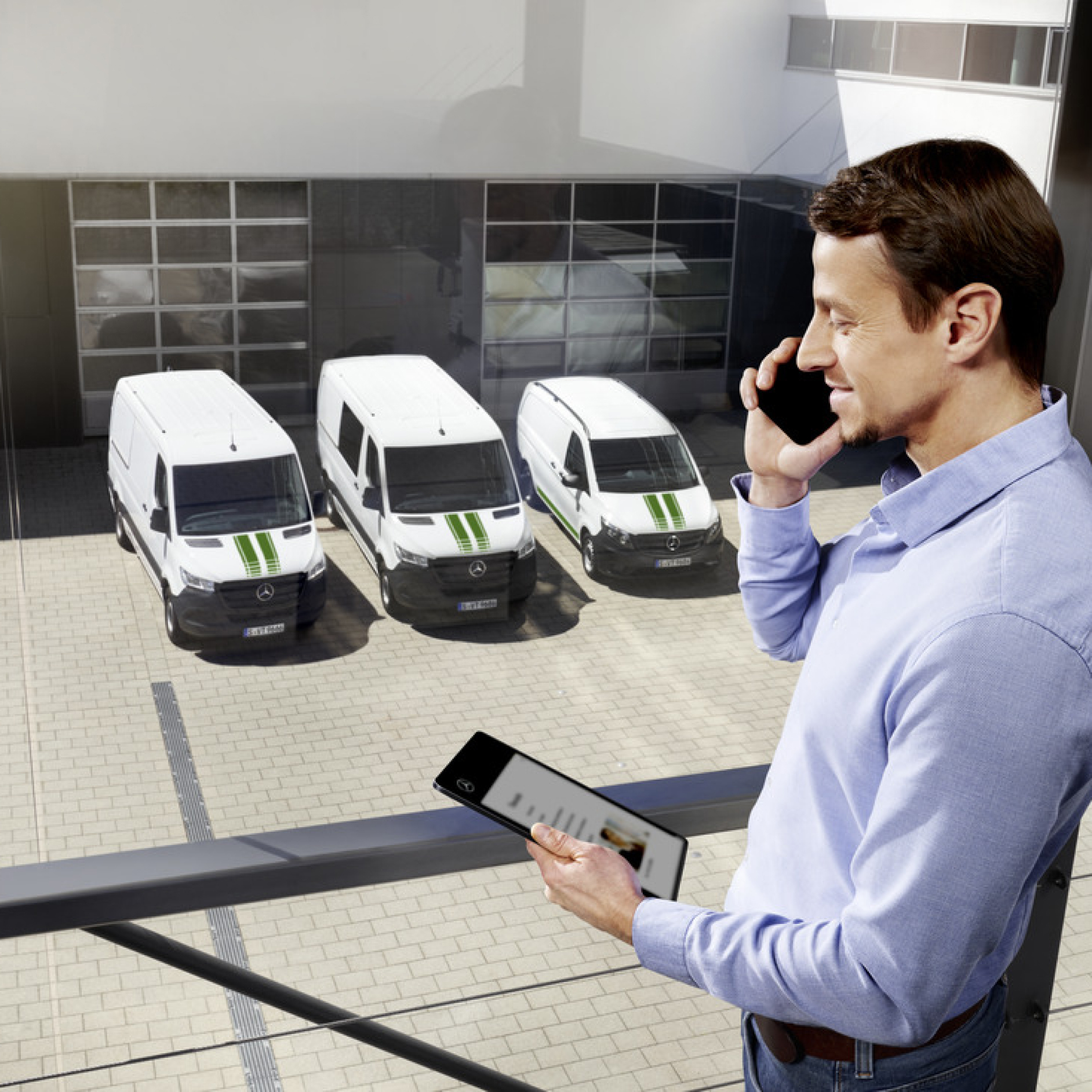Van Uptime | Extras digitales | Mercedes-Benz Gestión de vehículos con Mercedes-Benz Van Uptime, con tres furgonetas Mercedes-Benz al fondo.