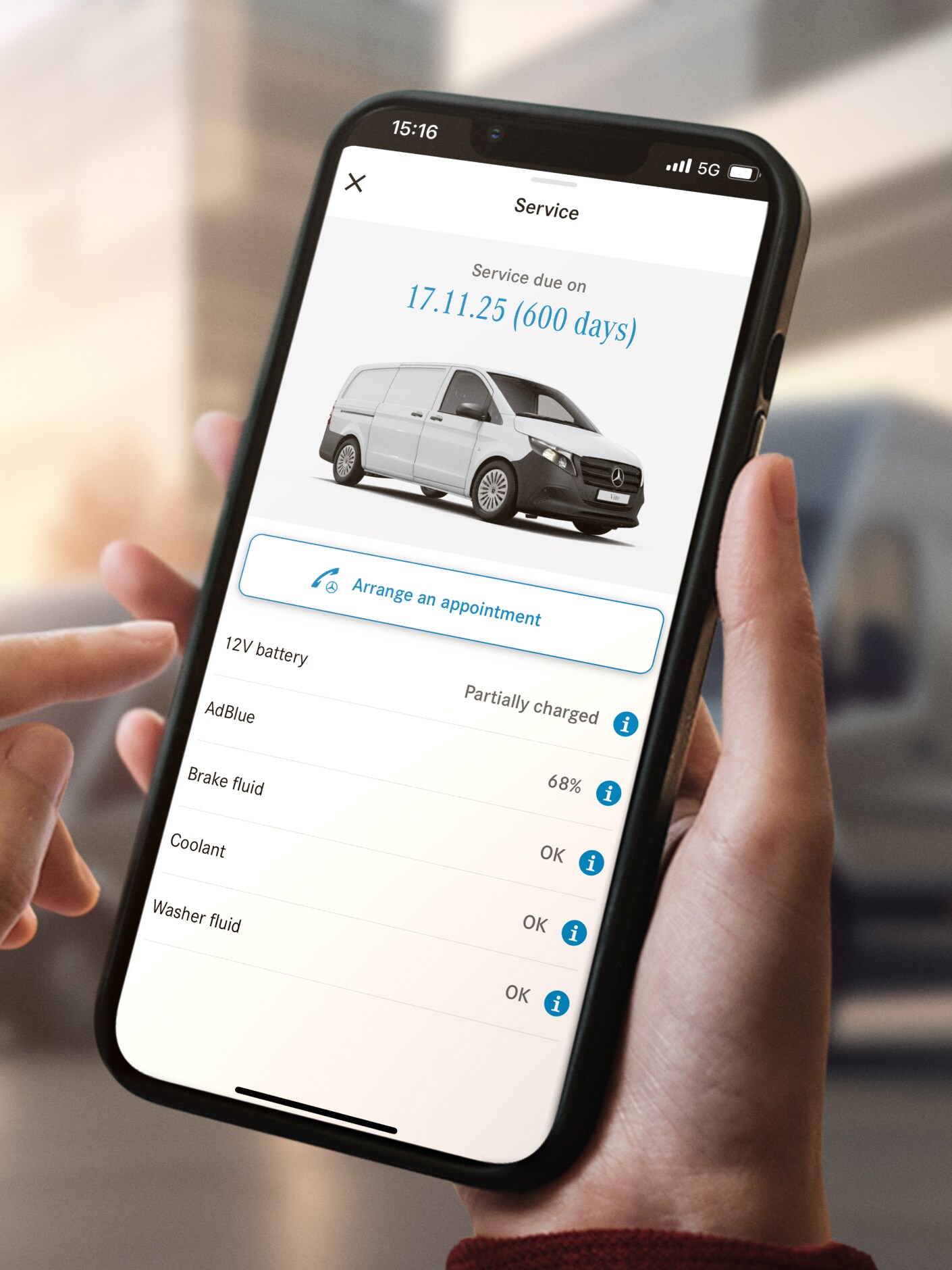 La función Gestión del mantenimiento del vehículo de Mercedes-Benz en un smartphone.