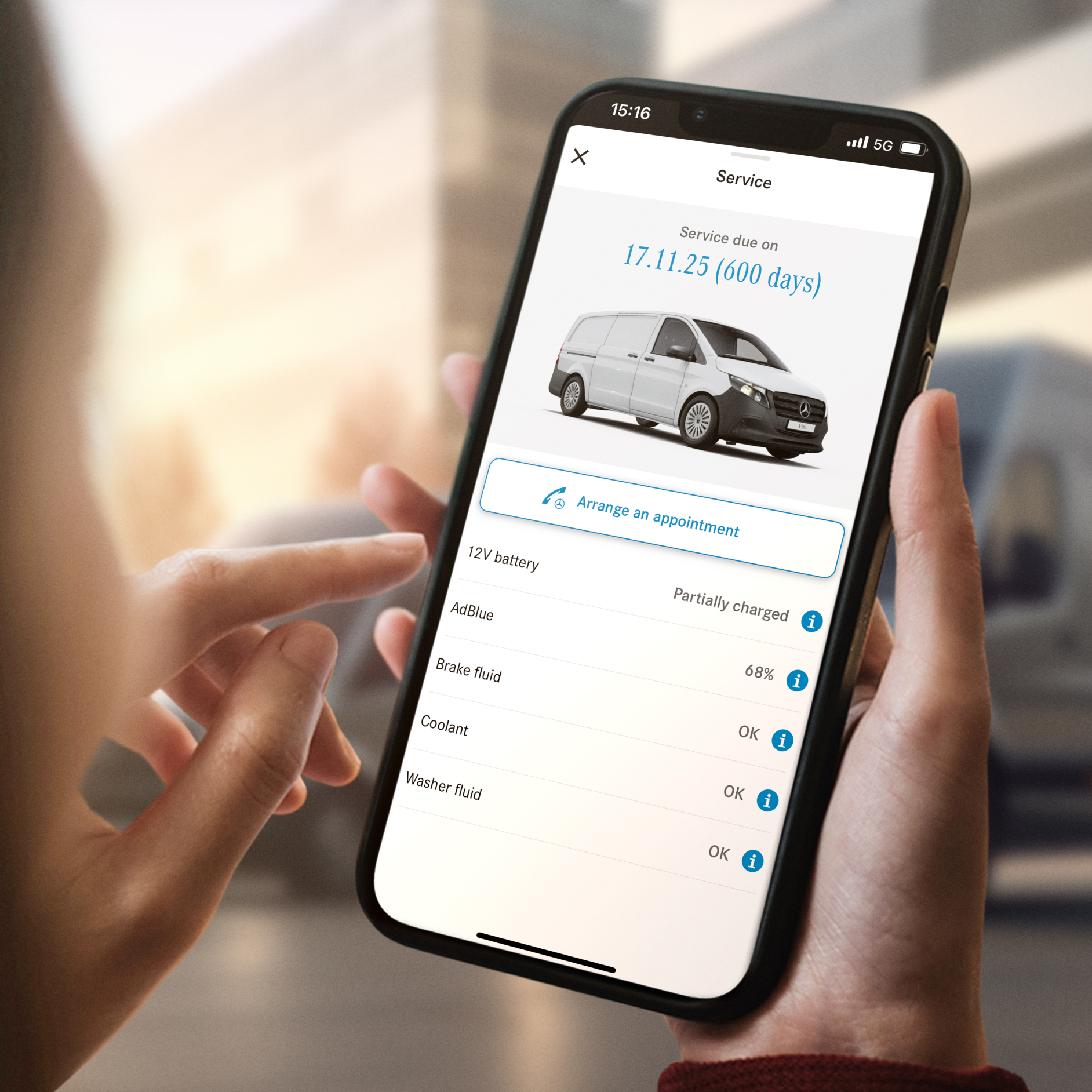 Gestión del mantenimiento del vehículo | Extras digitales | Mercedes-Benz La función Gestión del mantenimiento del vehículo de Mercedes-Benz en un smartphone.