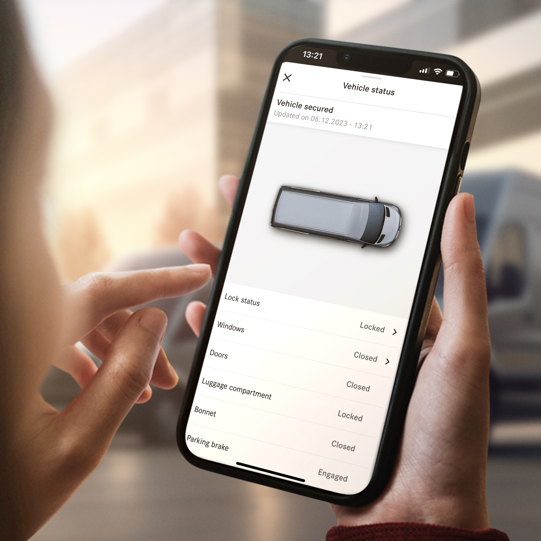 Información del estado del vehículo a distancia | Extras digitales | Mercedes-Benz La función Información del estado del vehículo a distancia de Mercedes-Benz en un smartphone.