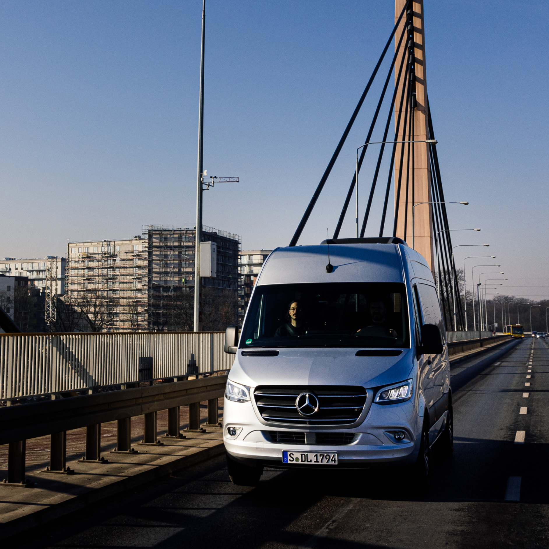 ServiceCare | Extras digitales | Mercedes-Benz Una furgoneta Mercedes-Benz en la carretera.