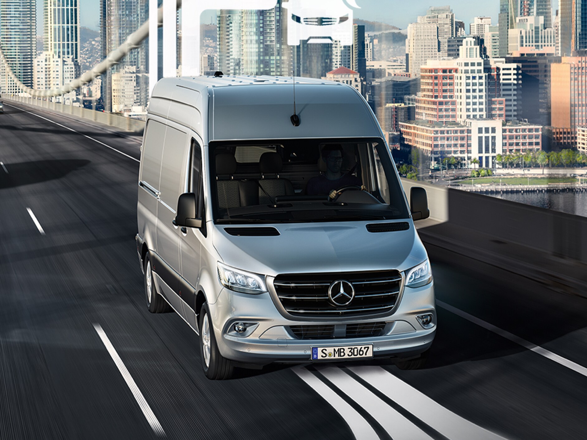 Una Mercedes-Benz Sprinter en la carretera con elemento gráfico.