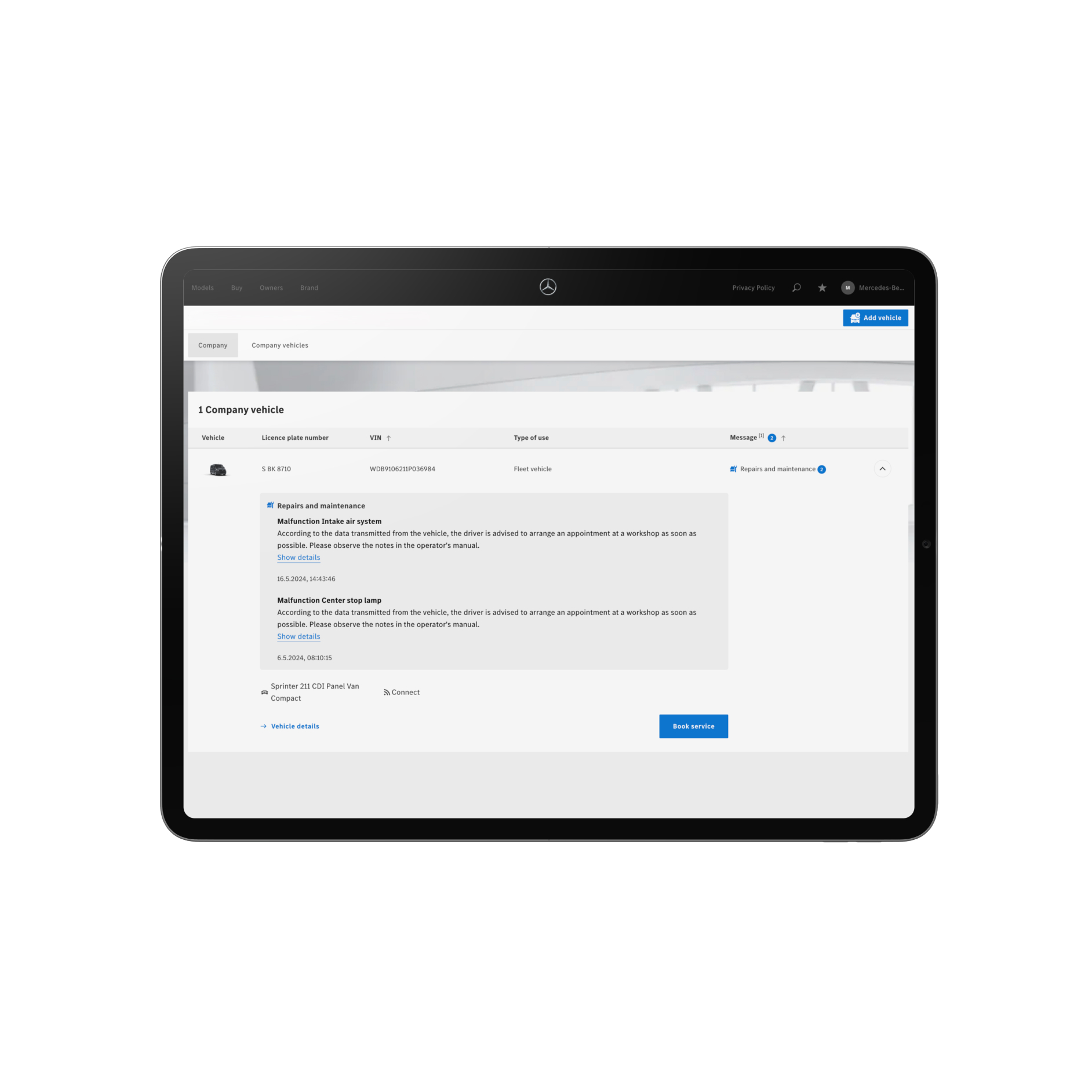 Categorías de servicio posventa | Extras digitales | Mercedes-Benz Una tableta que muestra el sistema de diagnóstico digital.