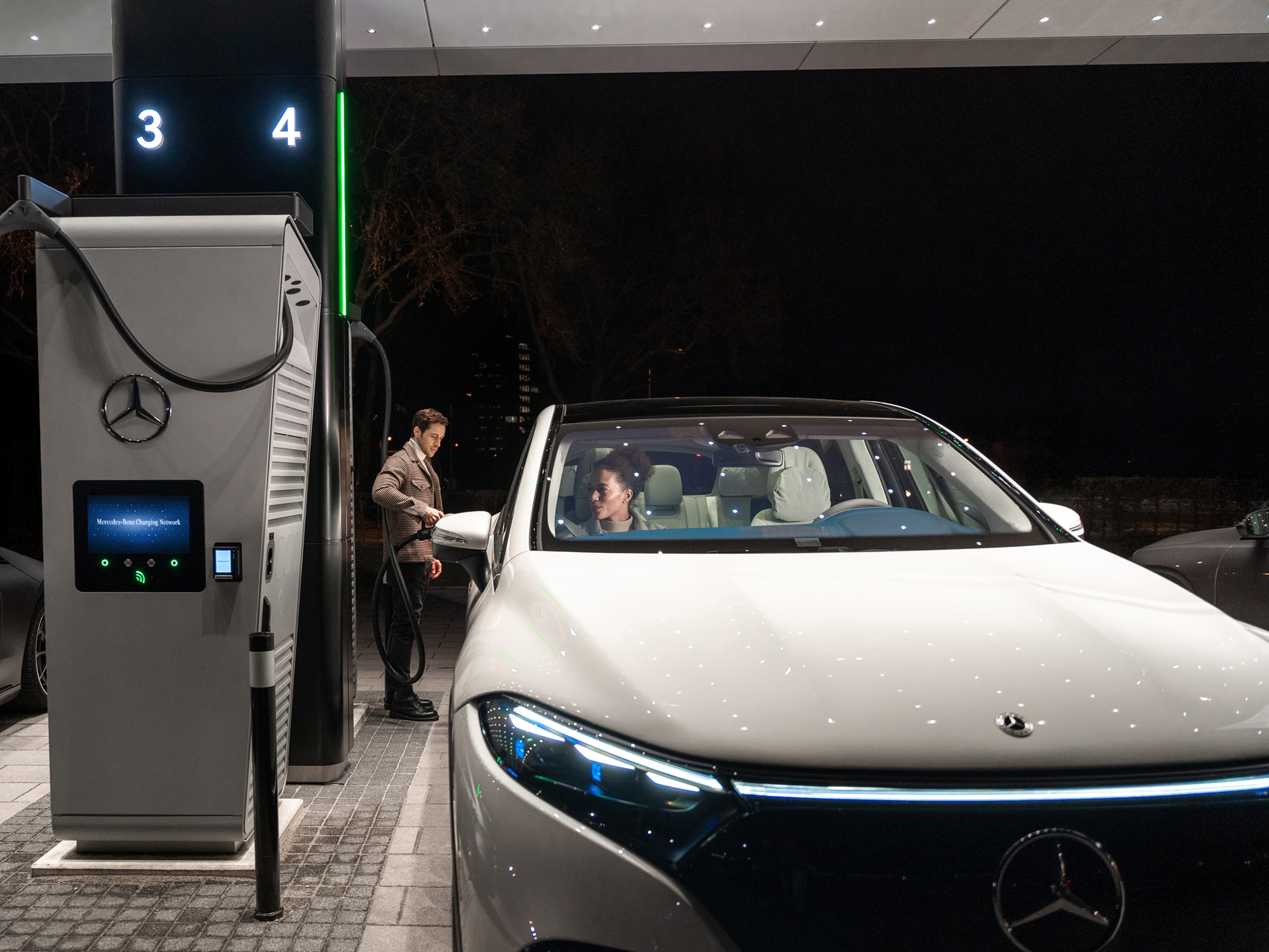 Coche eléctrico cargándose en una Mercedes-Benz Wallbox.