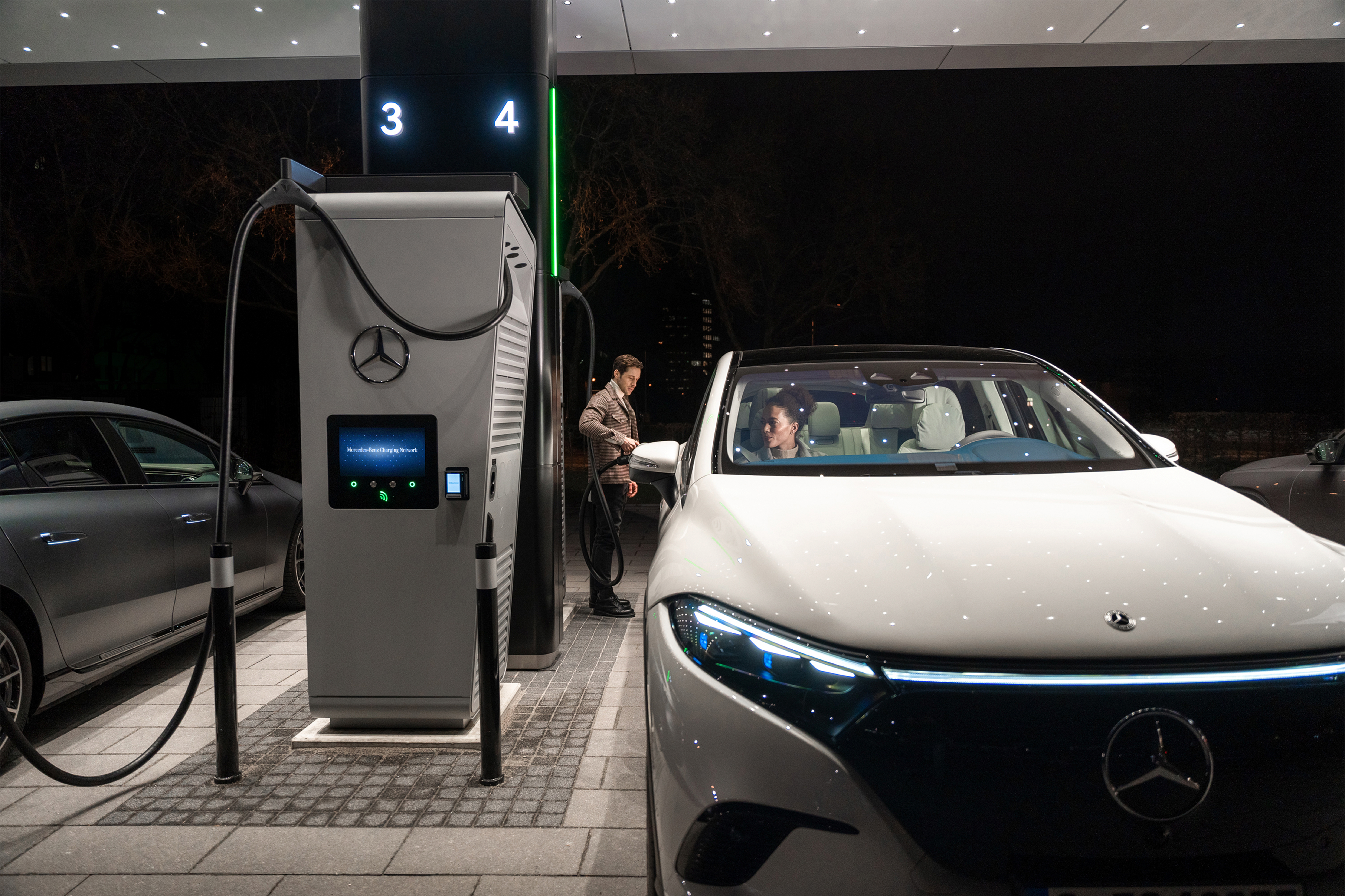 Carga | Coches eléctricos | Mercedes-Benz Coche eléctrico cargándose en una Mercedes-Benz Wallbox.