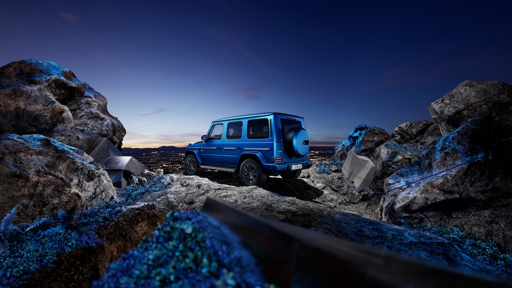 Visualizadores específicos off-road en el cuadro de instrumentos / visualizador de medios o un Mercedes-Benz G 580 transitando fuera del camino.