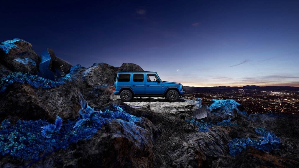 Visualizadores específicos off-road en el cuadro de instrumentos / visualizador de medios o un Mercedes-Benz G 580 transitando fuera del camino.