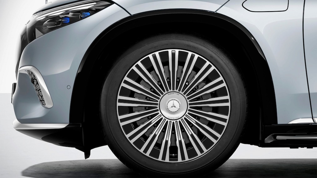 Primer plano de la rueda delantera izquierda (53,3 cm (21") llanta forjada Maybach de 5 orificios, 88R).