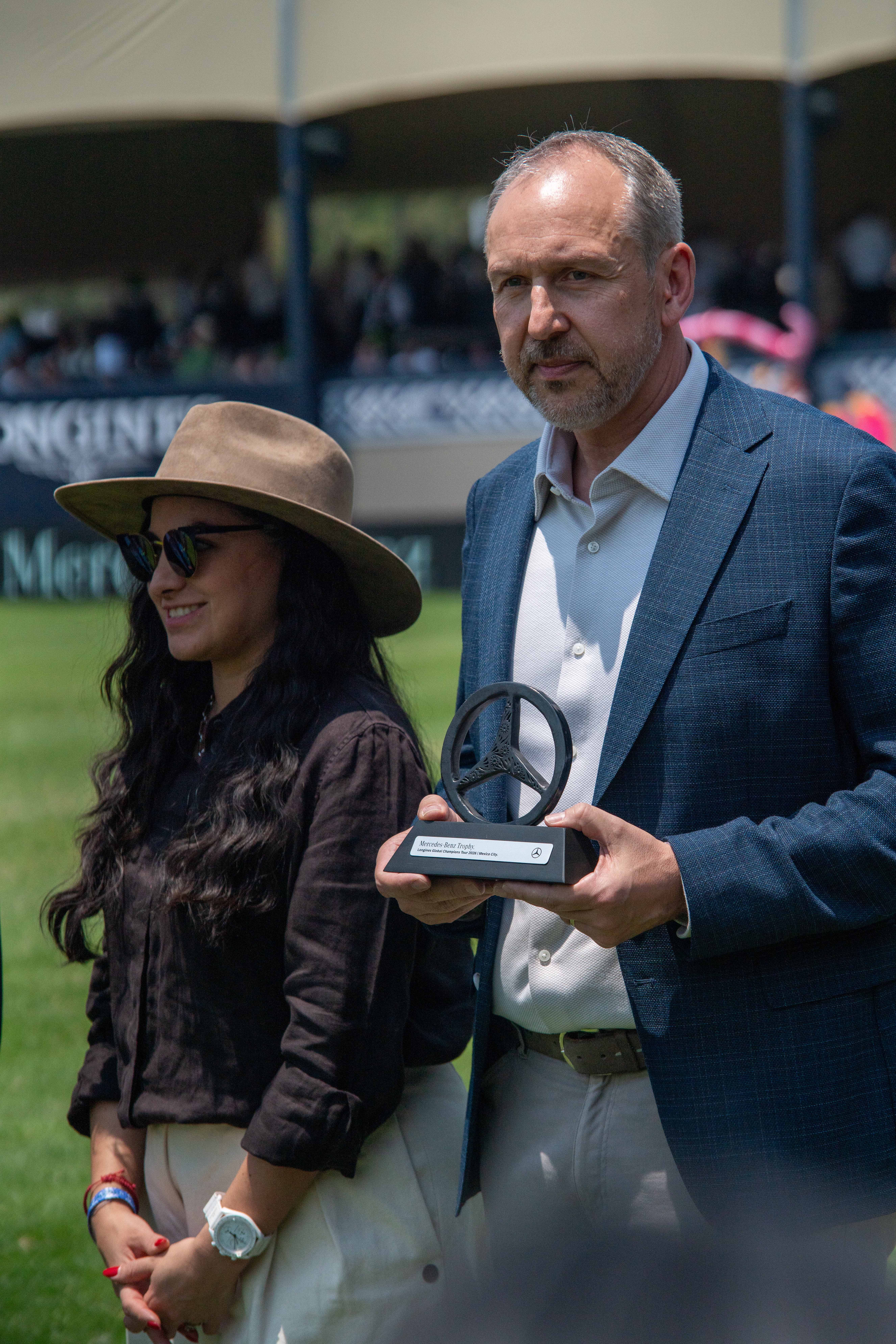 Colaboración especial con la artista mexicana Moza Saracho