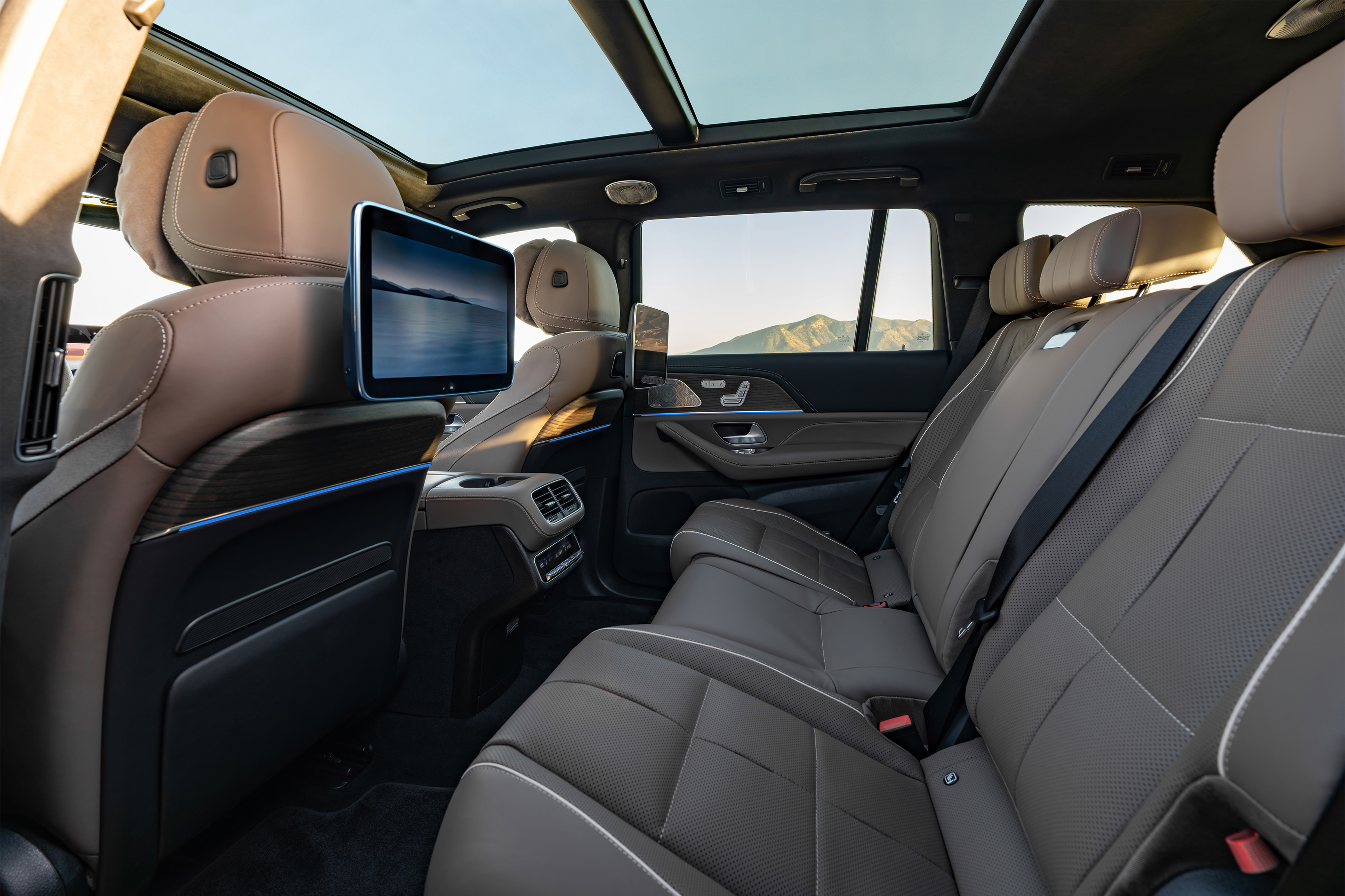 Más entretenimiento y productividad en la parte trasera Más entretenimiento y productividad en la parte trasera