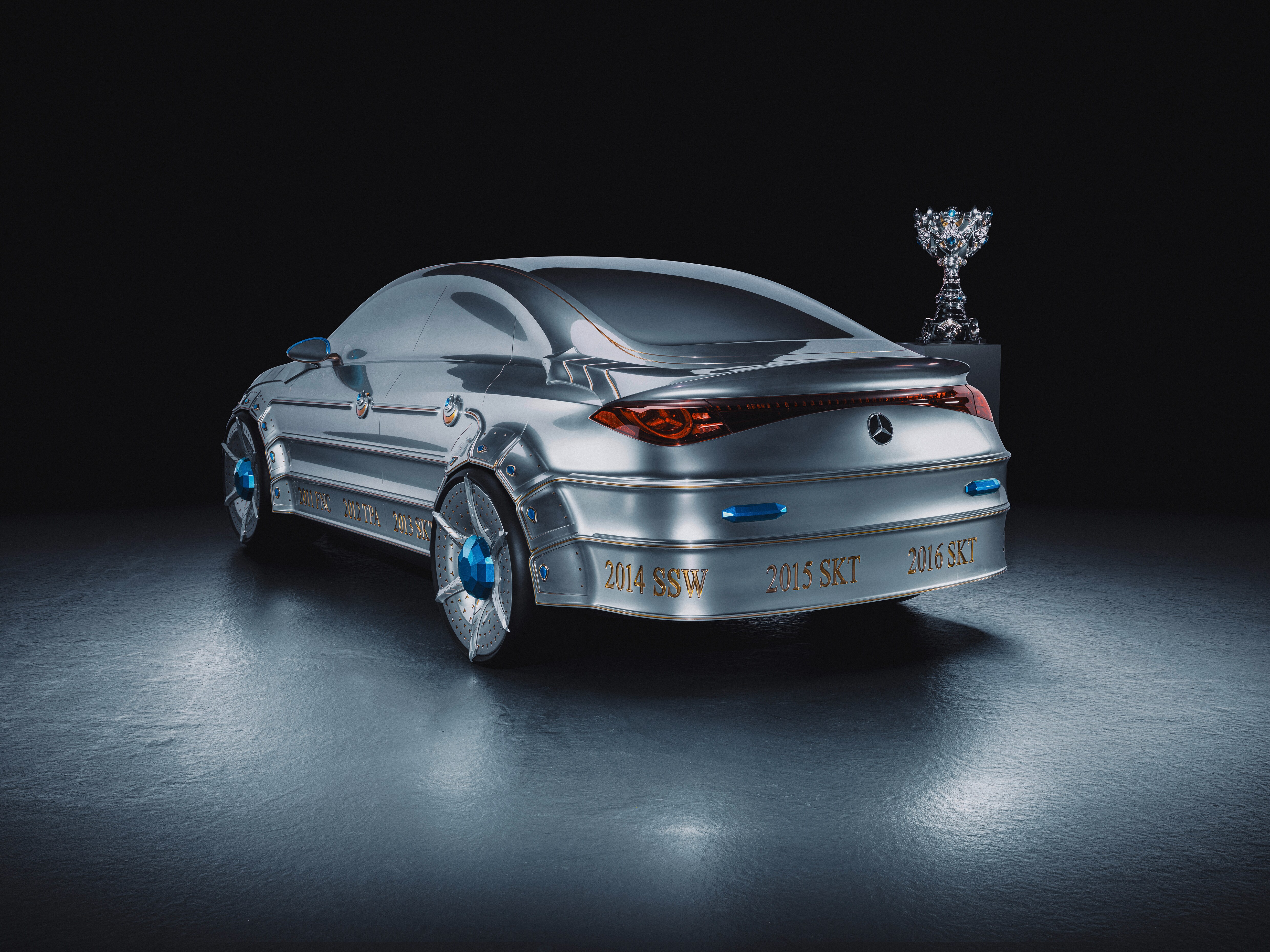 Mercedes-Benz revela una obra de arte inspirada en League of Legends antes del inicio de Worlds 2025 