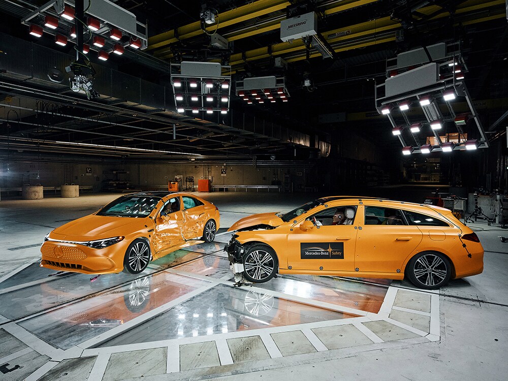 Otra perspectiva de la prueba de choque lateral del CLA totalmente eléctrico