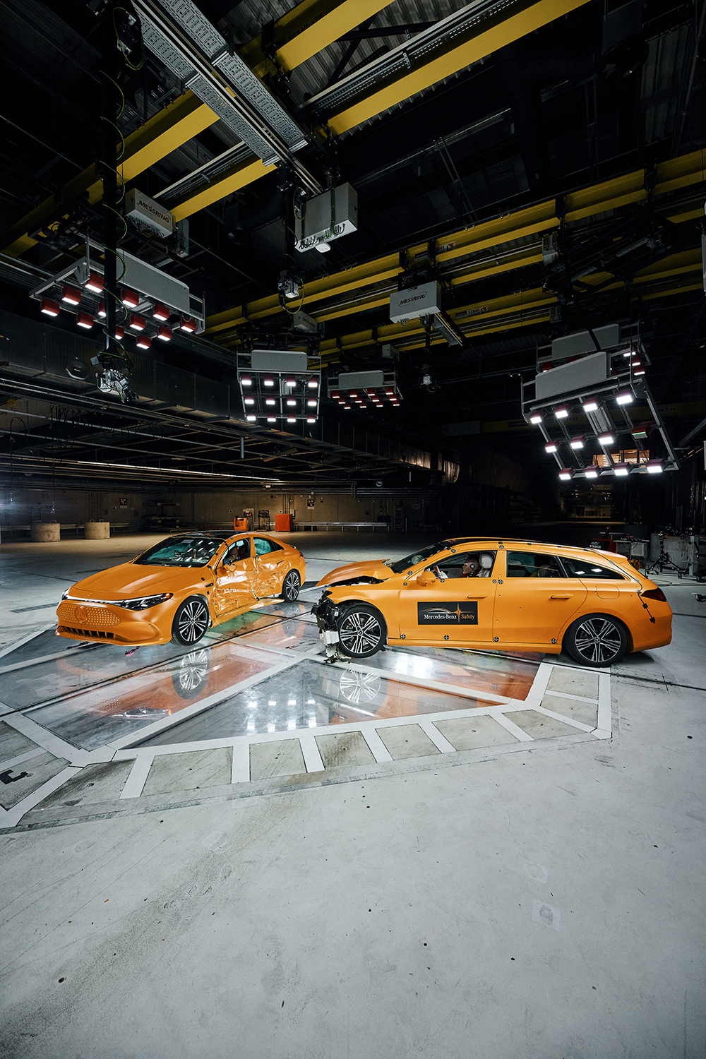 Otra perspectiva de la prueba de choque lateral del CLA totalmente eléctrico