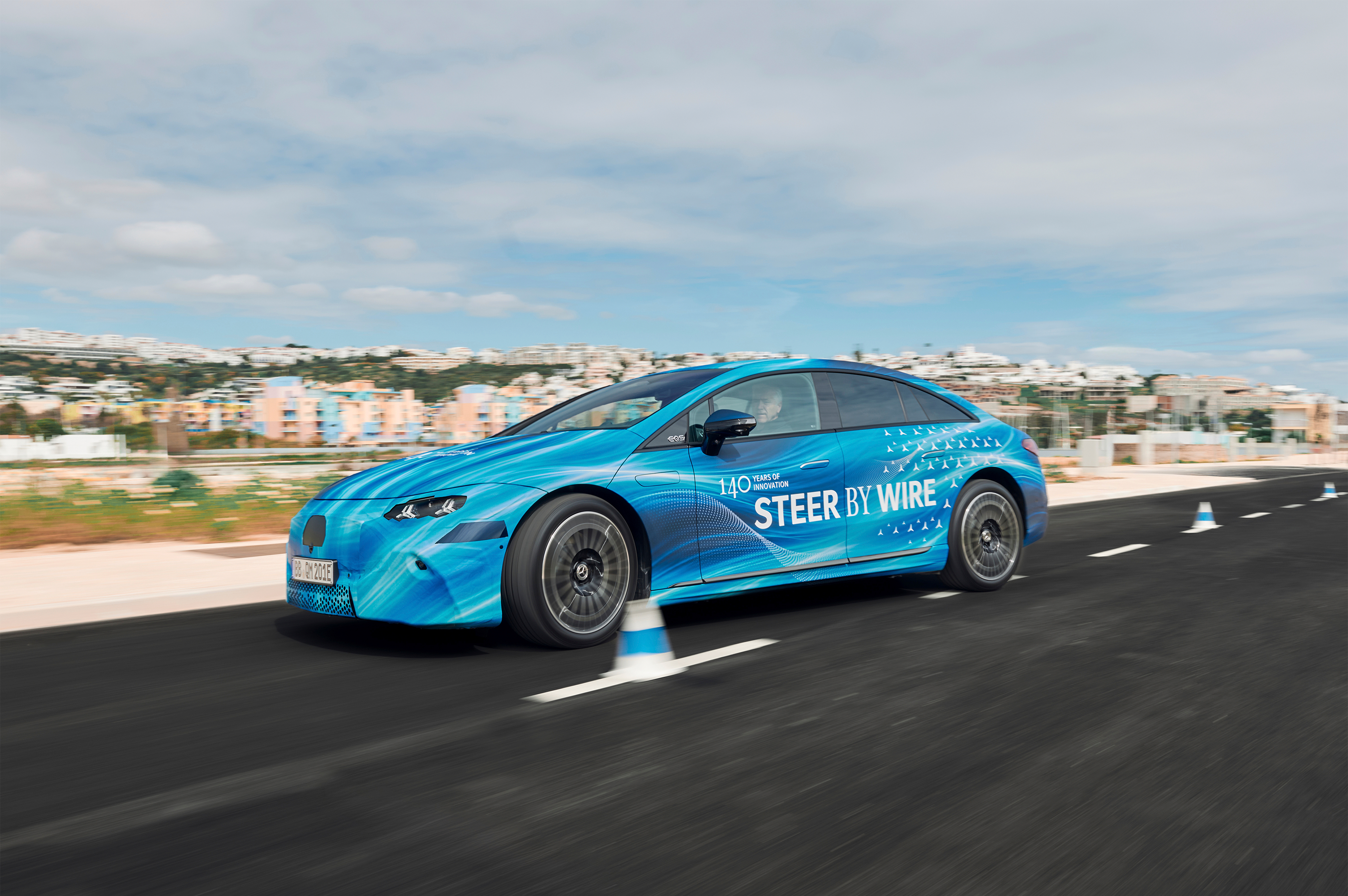 Espíritu pionero recargado: steer-by-wire se convierte en realidad en el nuevo EQS. Espíritu pionero recargado: steer-by-wire se convierte en realidad en el nuevo EQS.