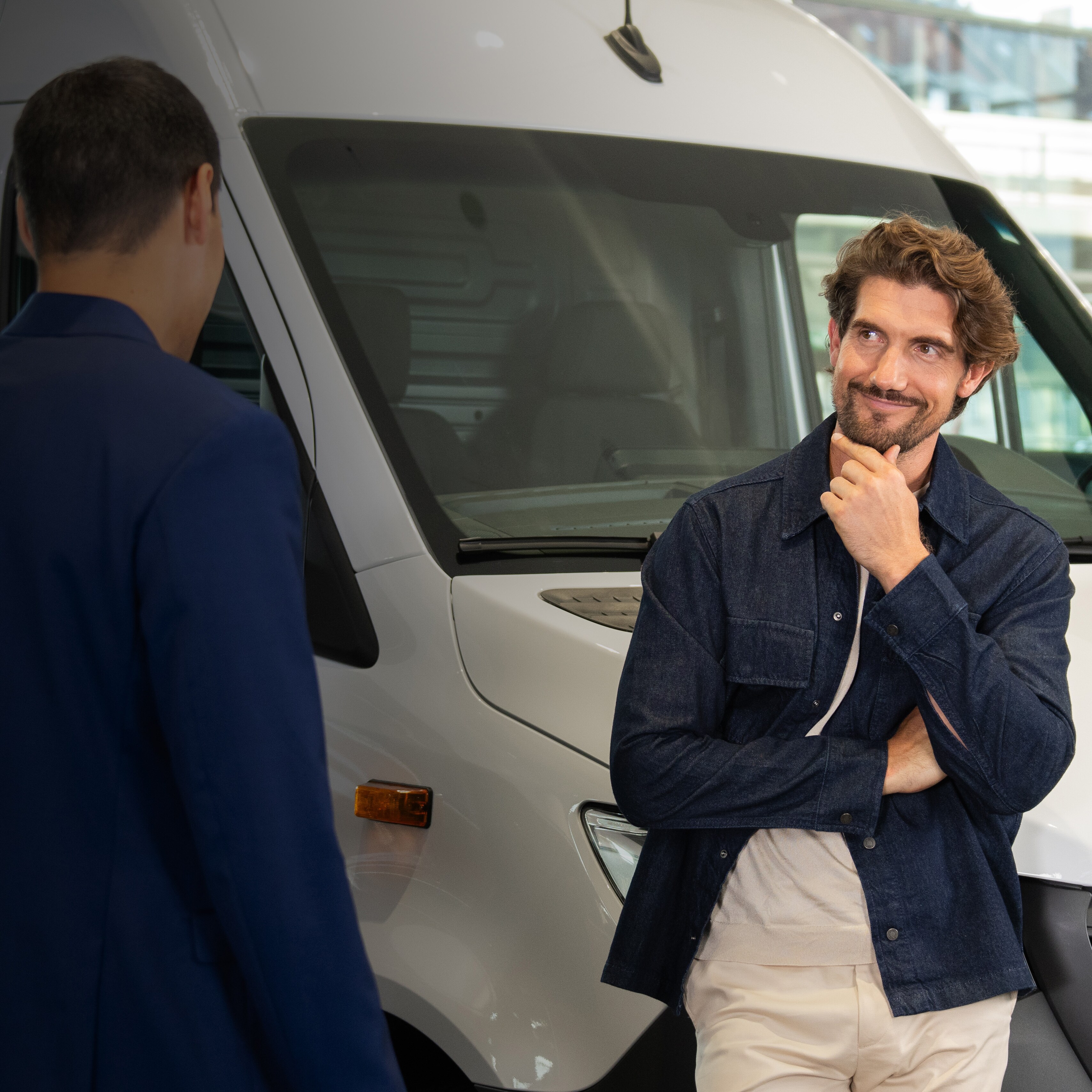 dos personas viendo una van Mercedes-Benz​