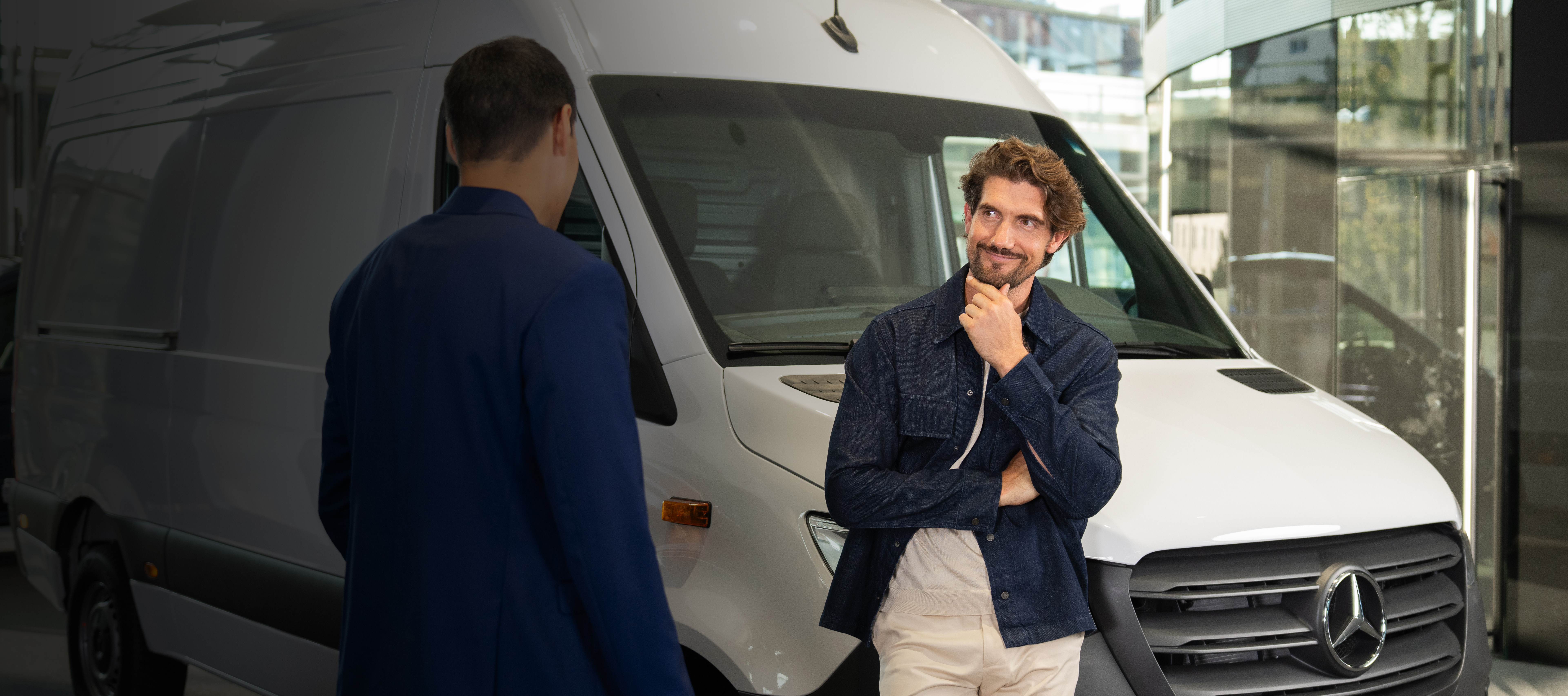 Financiamiento y Arrendamiento a tu medida para tu negocio dos personas viendo una van Mercedes-Benz