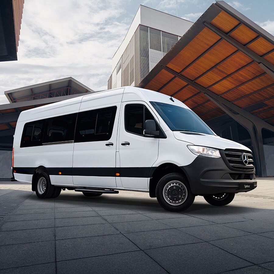 Una Mercedes-Benz Sprinter Tourer aparcada delante de un gran edificio.