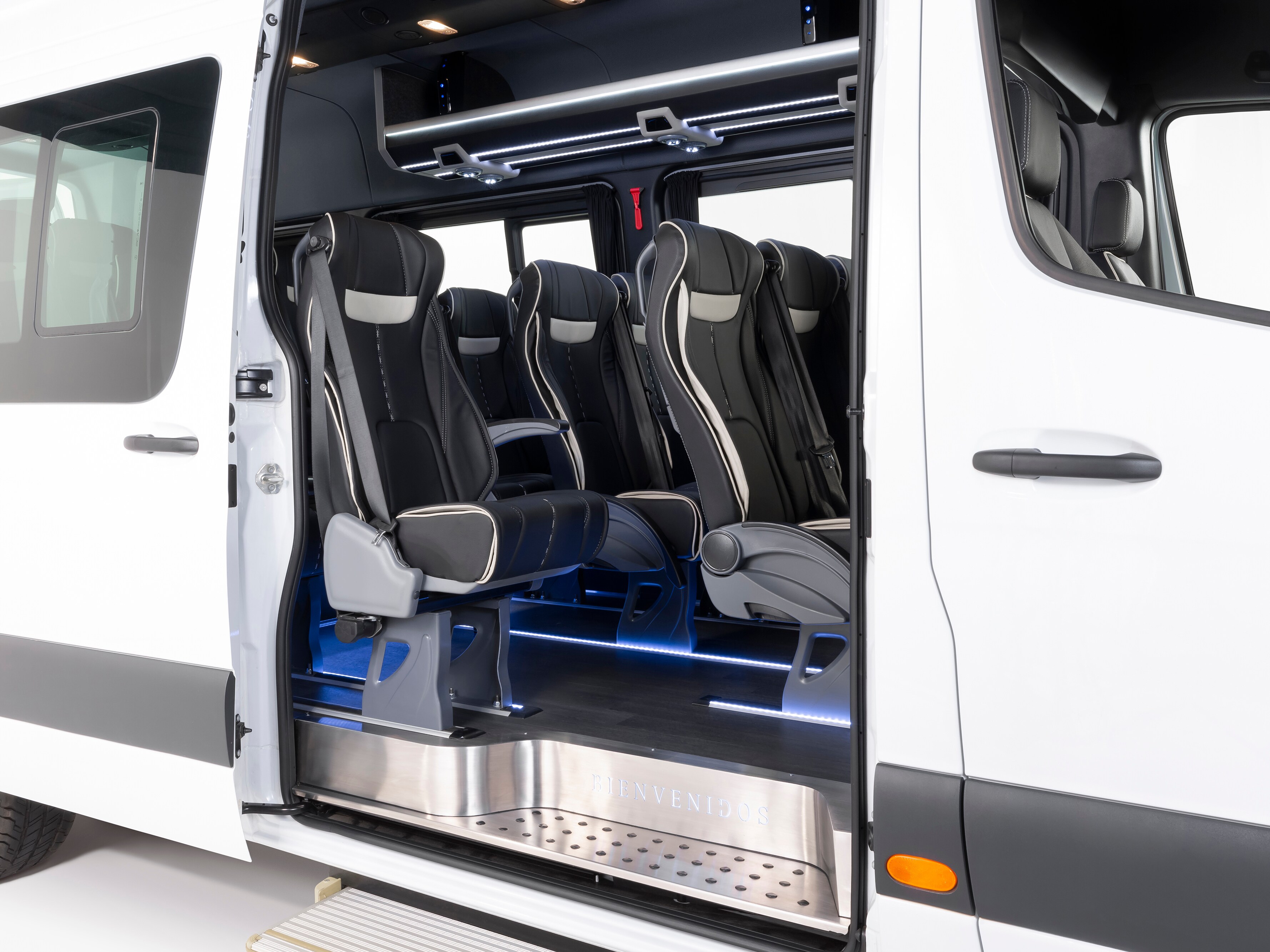 El Sprinter Pasaje Urbano de Mercedes-Benz con una solución industrial de VanSolution.