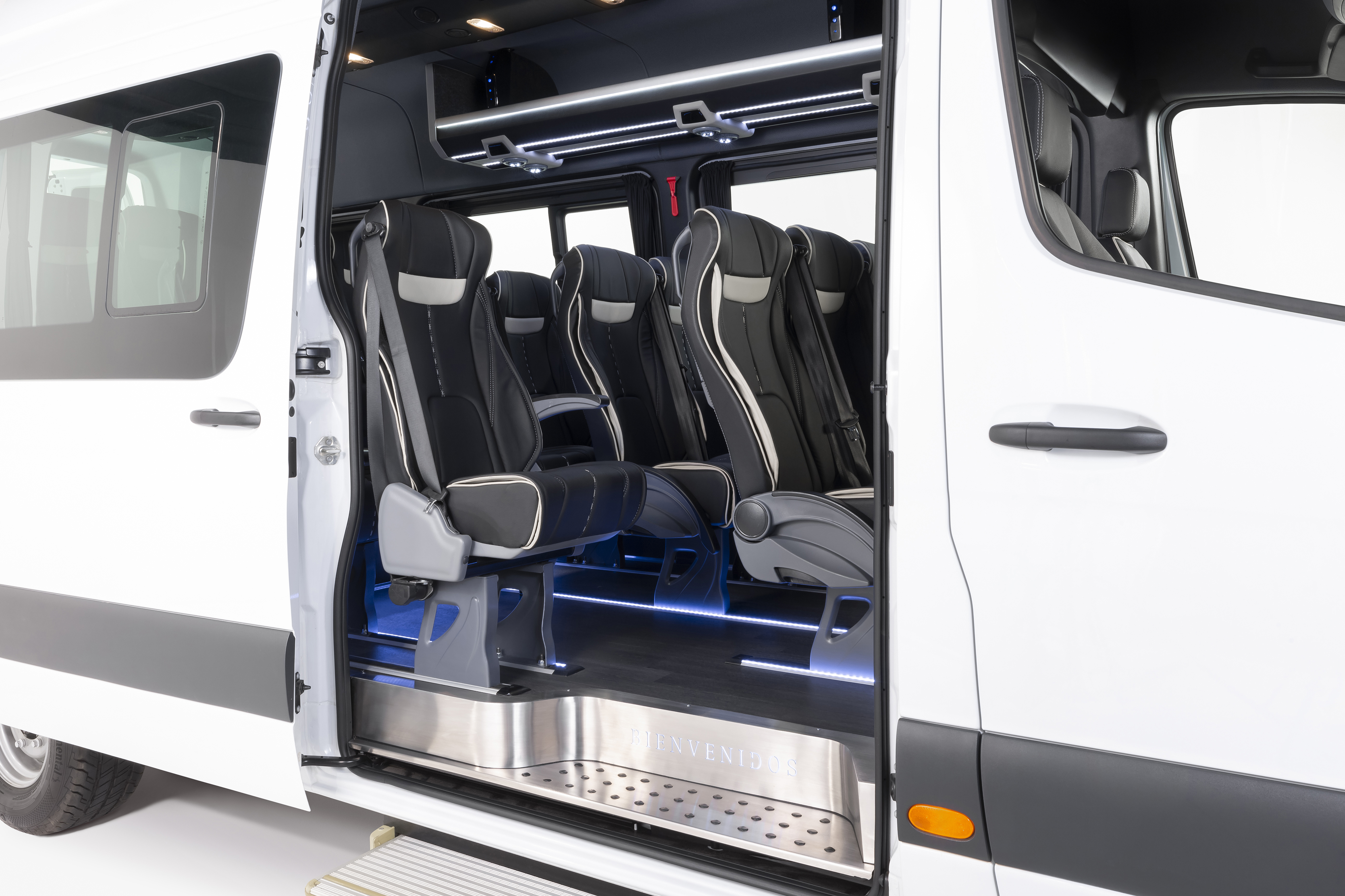 VanSolution | Sprinter Pasaje Urbano | Mercedes-Benz El Sprinter Pasaje Urbano de Mercedes-Benz con una solución industrial de VanSolution.