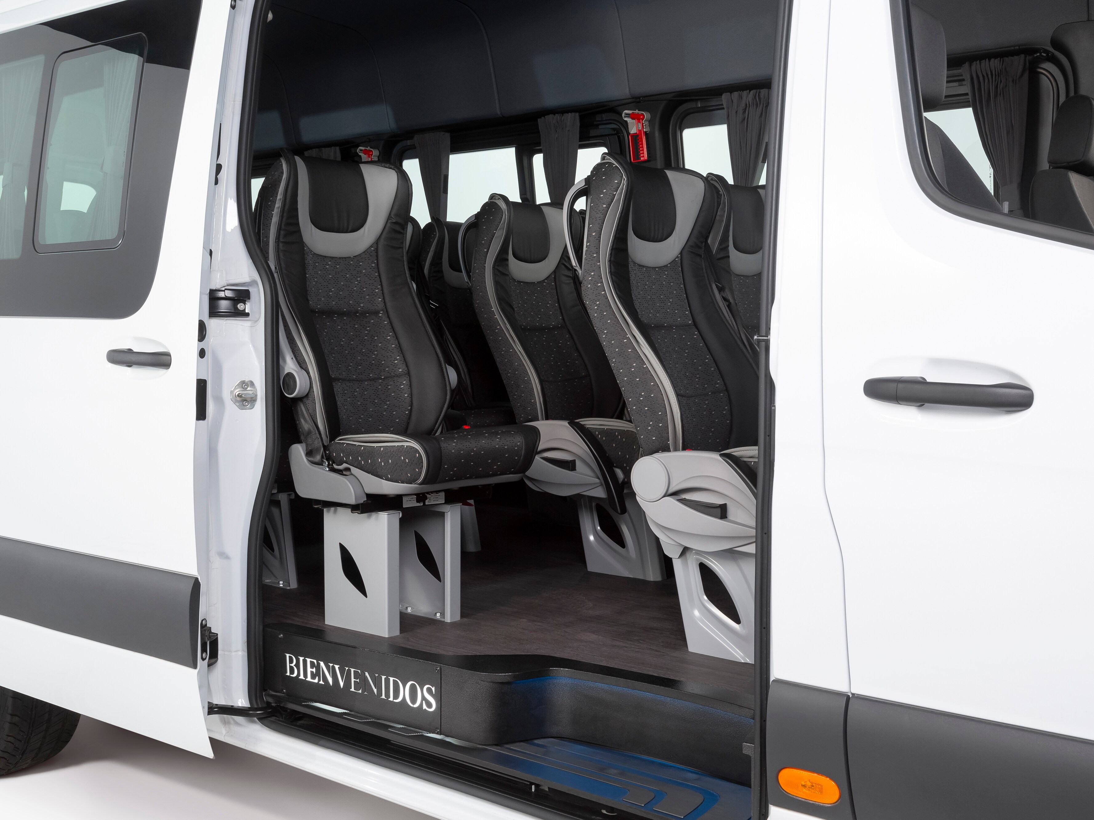 El Sprinter Pasaje Urbano de Mercedes-Benz con una solución industrial de VanSolution.