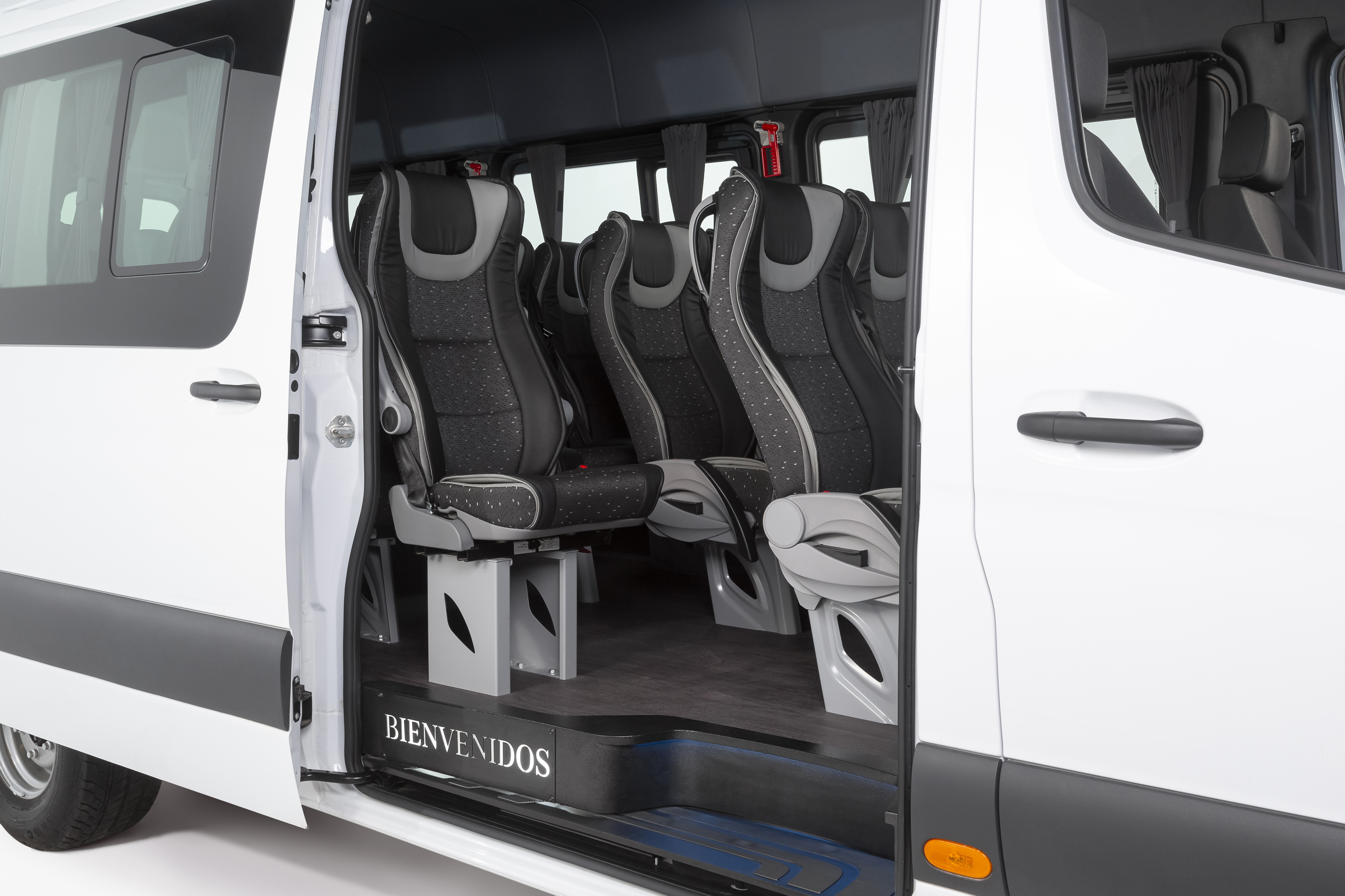 VanSolution | Sprinter Pasaje Urbano | Mercedes-Benz El Sprinter Pasaje Urbano de Mercedes-Benz con una solución industrial de VanSolution.