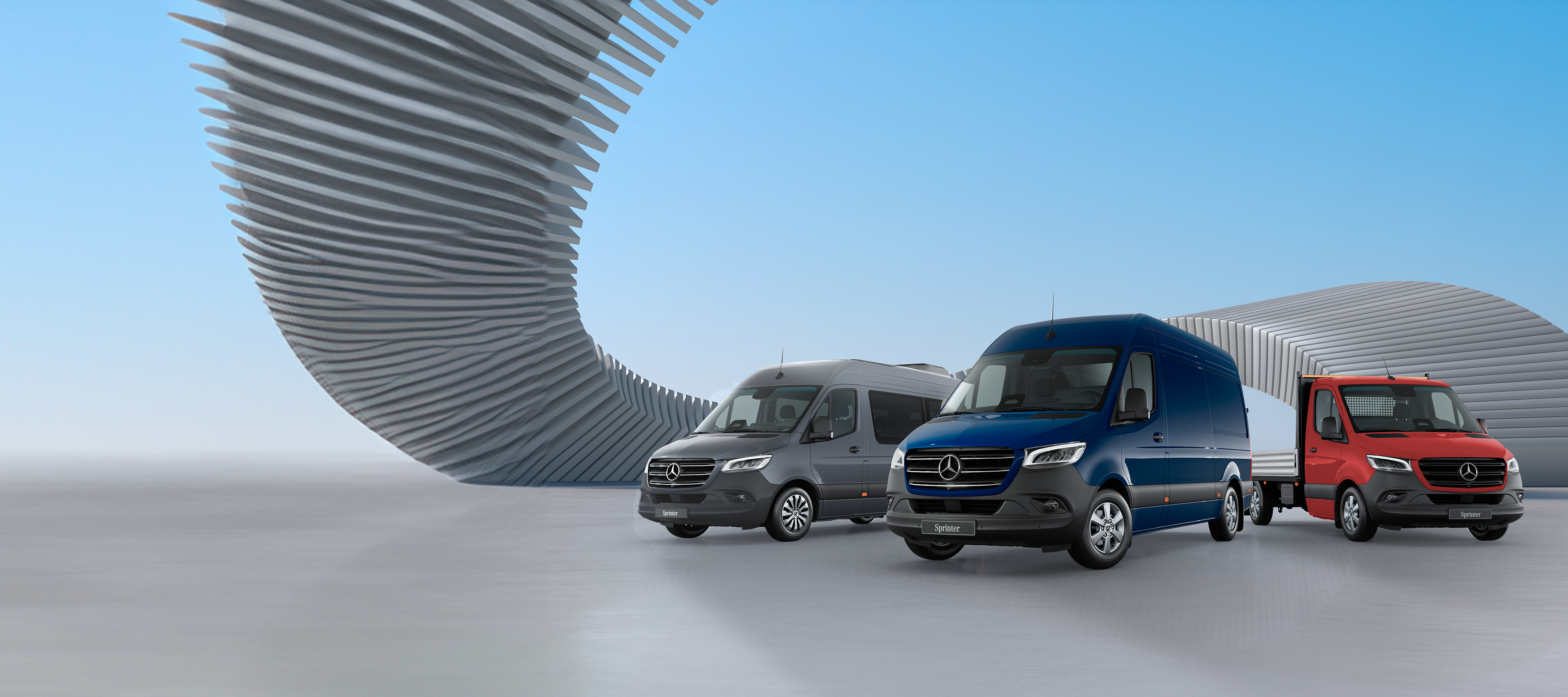 Sprinter | Mercedes-Benz Vanes Las Sprinter Chasis y Cargo Van de Mercedes-Benz están estacionadas una junto a otra delante de un moderno conjunto de edificios.