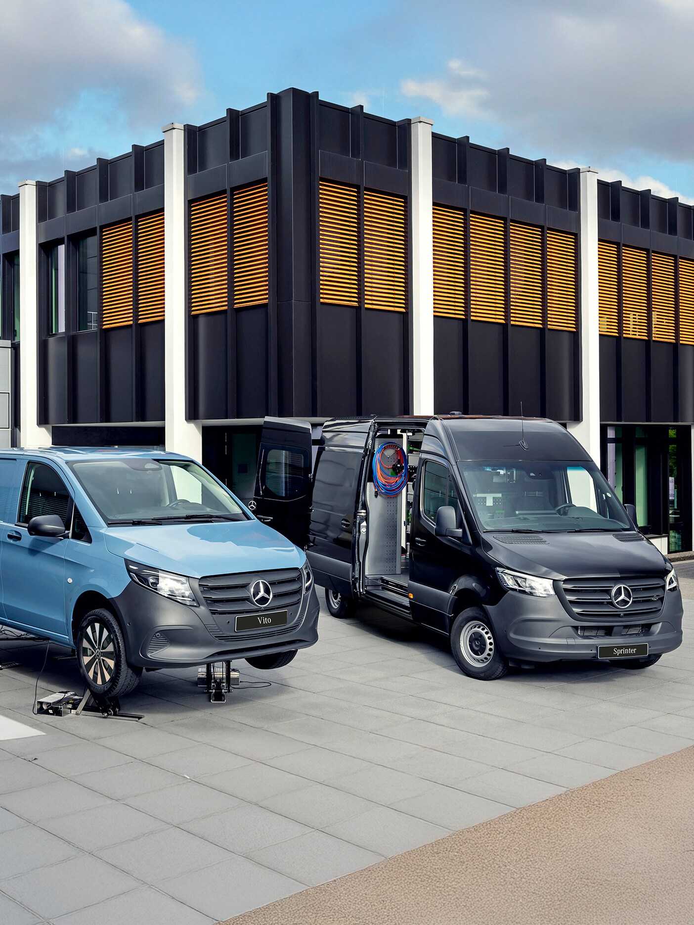 Mecánico asistiendo a cliente. 