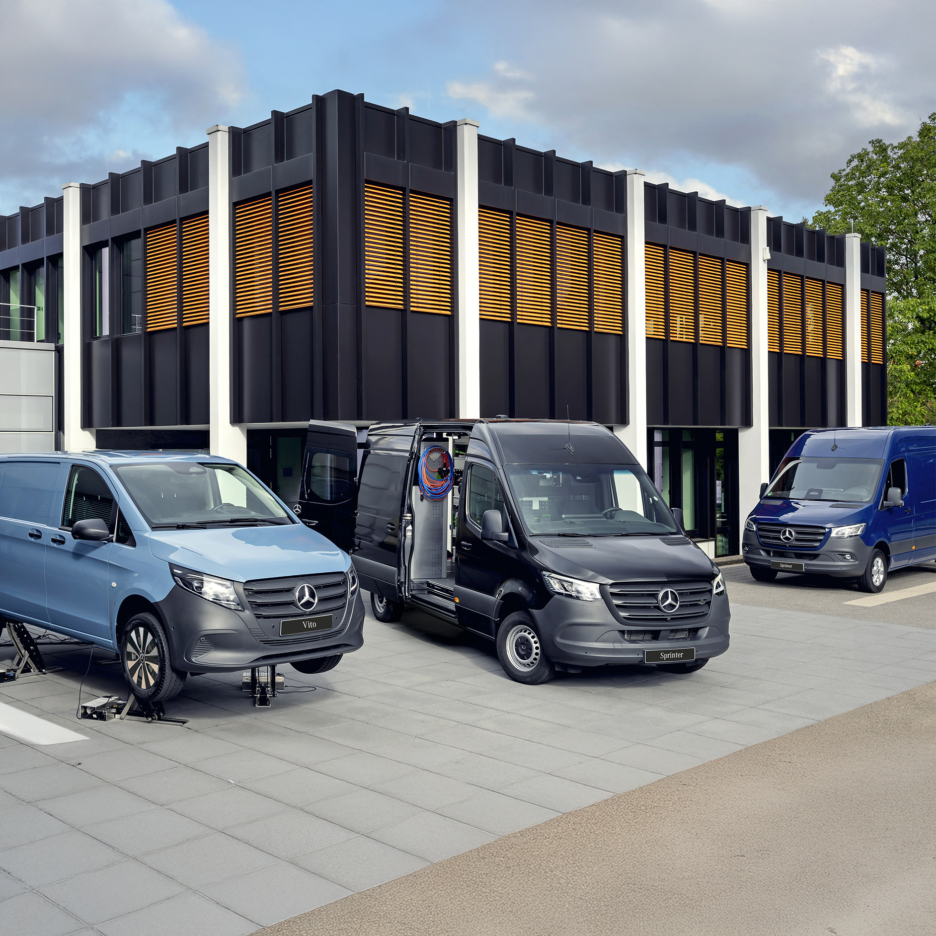 Reparaciones intermedias | Mercedes-Benz Vanes Mecánico asistiendo a cliente.