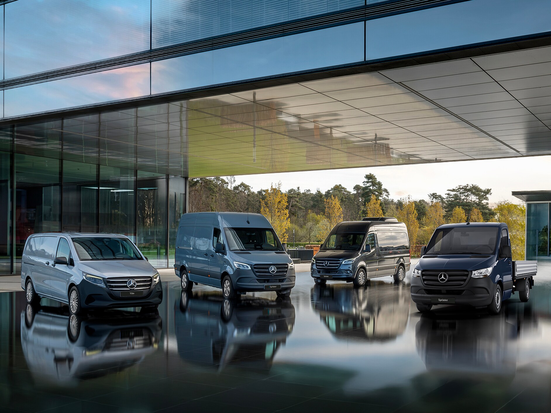 Una flota de furgonetas con vehículos Mercedes-Benz.