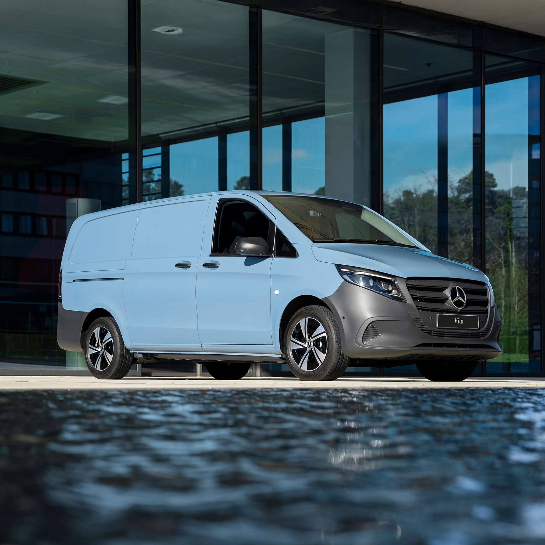 Vehículos particulares | Extras digitales | Mercedes-Benz Un Mercedes-Benz EQV en una carretera convencional.