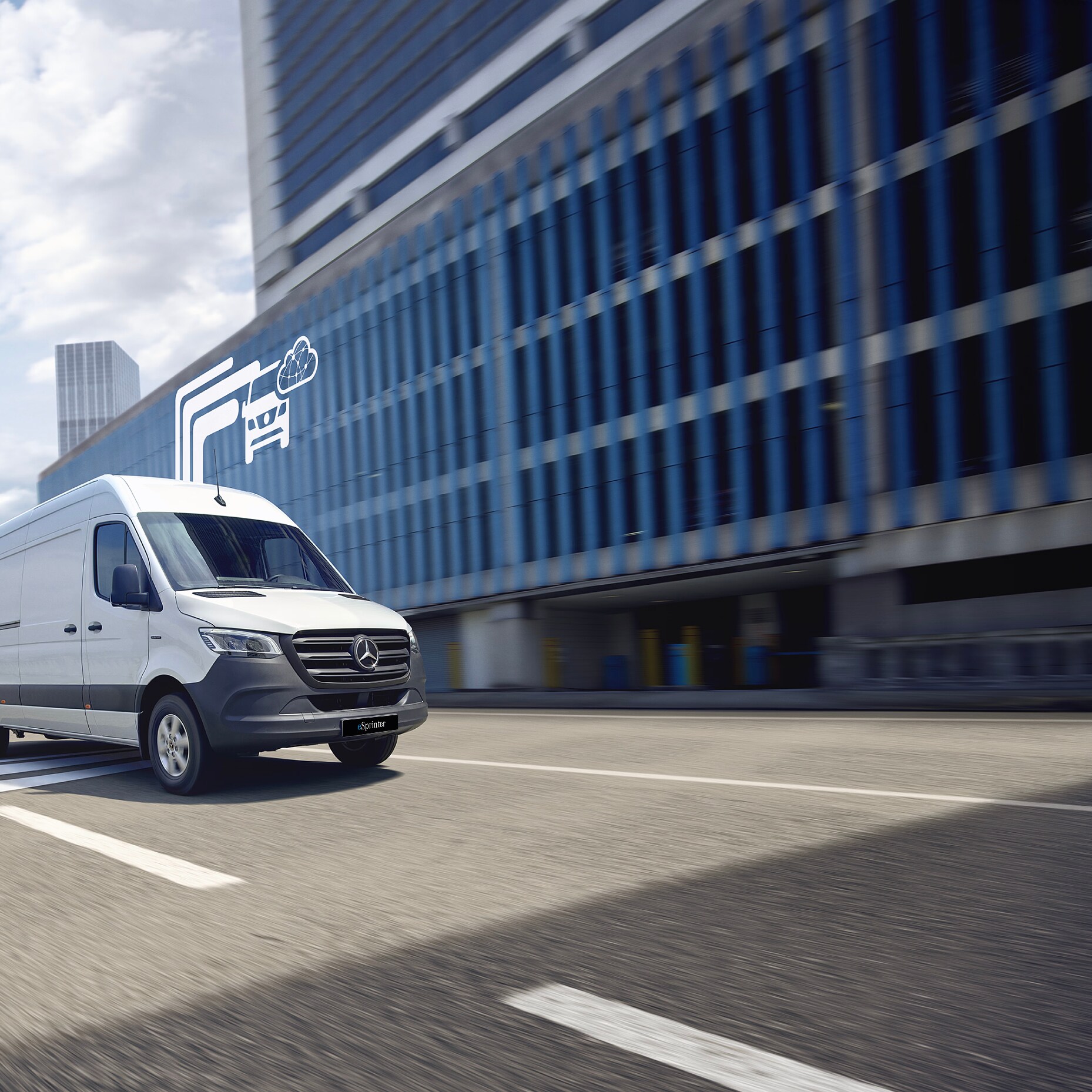 Una Van Mercedes-Benz con elementos gráficos que representan los extras digitales.